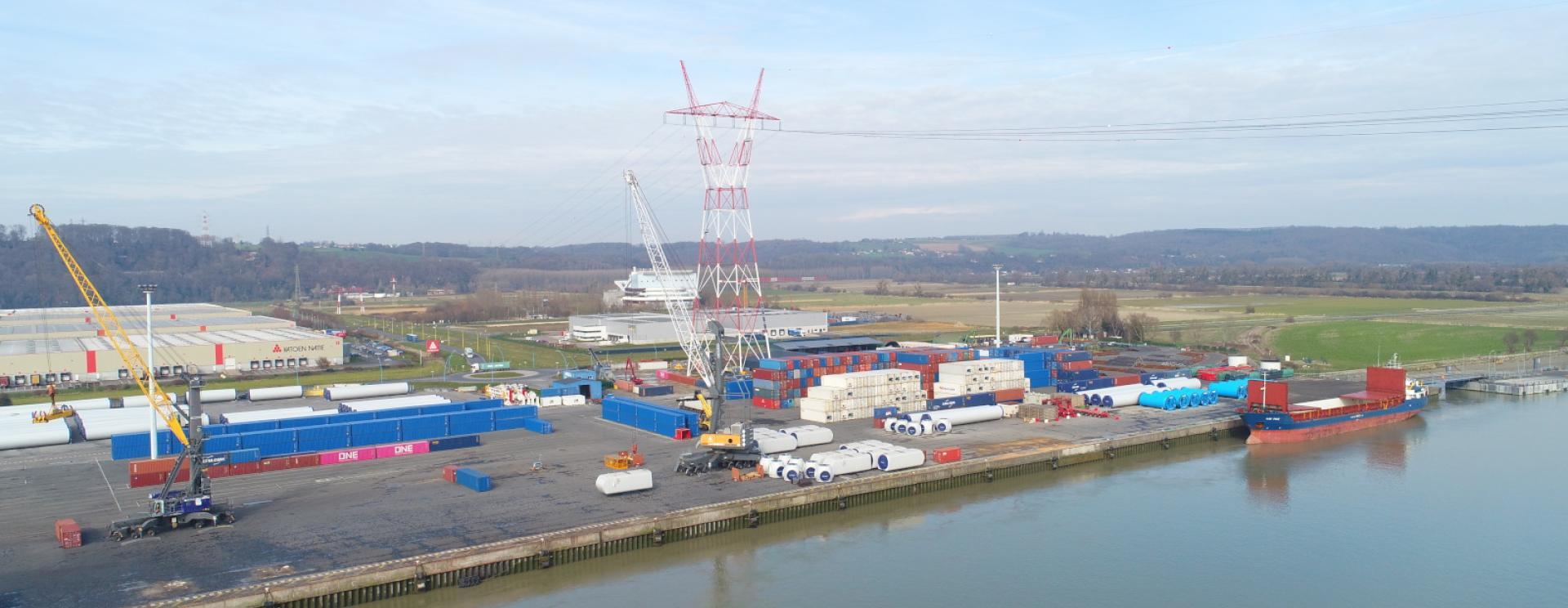 Vue aérienne de la zone du terminal de Radicatel avec un navire en train de charger 2000 tonnes de nitrate d'ammonium