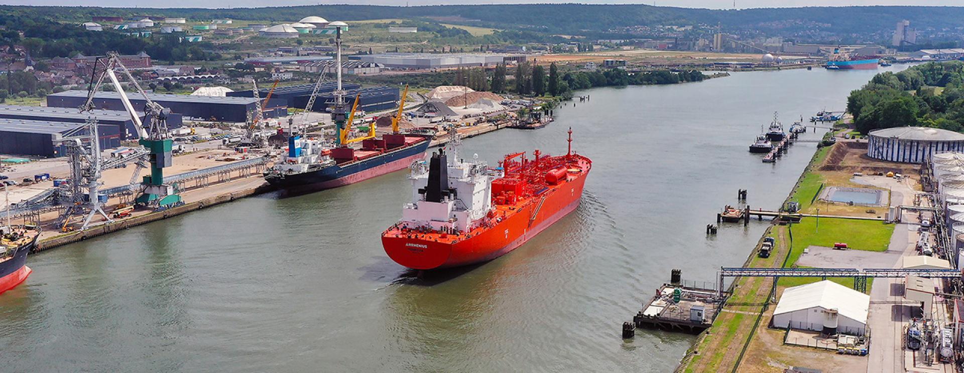 Navire en Seine devant Rubis et Surveyfert