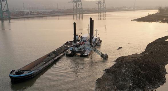 Dragage en cours à Rouen avec remplissage d’une barge avec des sédiments - Agrandir l'image, fenêtre modale